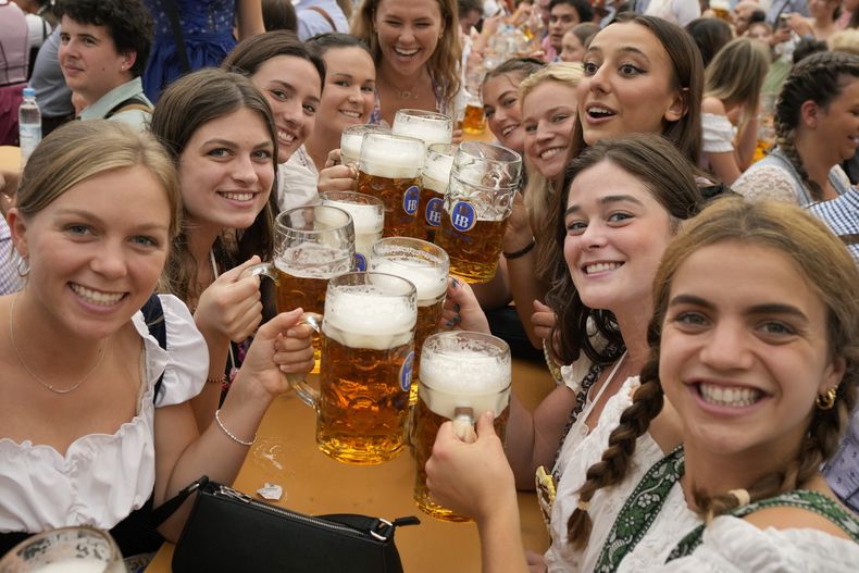 Mujeres con tarros de cerveza posan para una foto el primer día del 188vo. festival de la cerveza Oktoberfest en Múnich, Alemania, el sábado 16 de septiembre de 2023.(AP Foto/Matthias Schrader, Archivo)