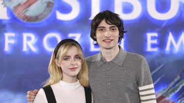 McKenna Grace, izquierda, y Finn Wolfhard posan en la sesión fotográfica de la película Ghostbusters: Frozen el jueves 21 de marzo de 2024 en Londres. (Foto Vianney Le Caer/Invision/AP)