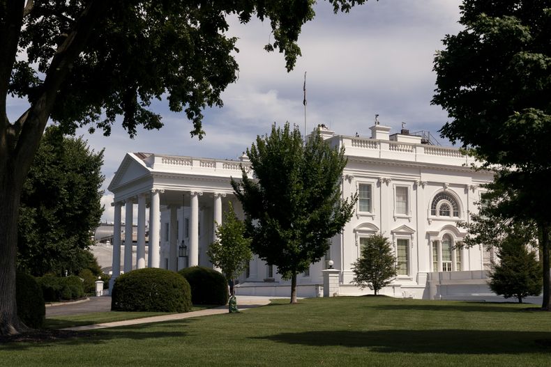 ARCHIVO - Vista de la Casa Blanca, Washington, 30 de julio de 2022. La Casa Blanca fue evacuada brevemente el domingo por la noche cuando el presidente Joe Biden se encontraba en Camp David después que el Servicio Secreto descubrió un polvo sospechoso en una zona del Ala Oeste, donde se encuentran las oficinas presidenciales, y un análisis preliminar reveló que era cocaína, dijeron dos agentes policiales el martes 4 de julio de 2023. (AP Photo/Manuel Balce Ceneta, File)
