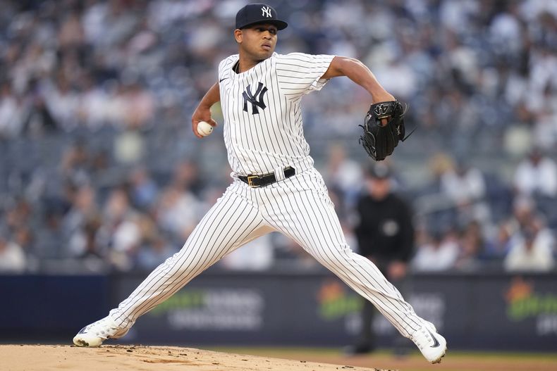 Randy Vásquez, de los Yanquis de Nueva York, hace un pitcheo en el segundo juego de una doble cartelera ante los Medias Blancas de Chicago, el jueves 8 de junio de 2023 (AP Foto/Frank Franklin II)