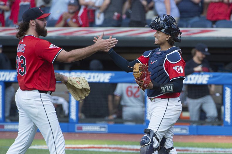 El abridor de los Guardianes de Cleveland Hunter Gaddis felicitado por Bo Naylor en el encuentro ante los Mellizos de Minnesota el sábado 2 de agosto del 2025. (AP Foto/Phil Long)