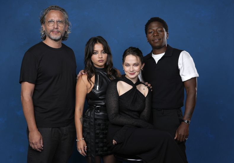 Fede Álvarez, de izquierda a derecha, Isabela Merced, Cailee Spaeny y David Jonsson posan para promocionar Alien: Romulus durante la Comic-Con International el sábado 27 de julio de 2024 en San Diego. (Foto AP/Chris Pizzello)