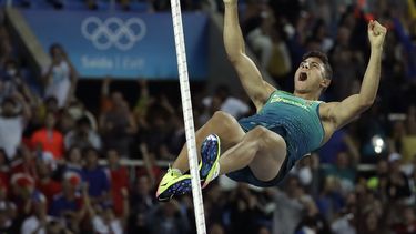 ARCHIVO - En foto del 16 de agosto del 2016, el brasileño Thiago Braz celebra tras su salto con garrocha de récord para ganar los Juegos Olímpicos. El viernes 28 de julio del 2023, Braz fue suspendido tras dar positivo por una sustancia prohibida. (AP Foto/Matt Dunham)