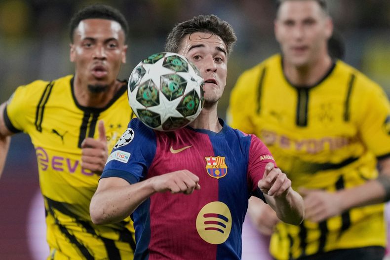 ARCHIVO - Gavi controla el balón en el partido entre Barcelona y Borussia Dortmund en la Liga de Campeones, el 15 de abril de 2025, en Dortmund. (AP Foto/Martin Meissner)