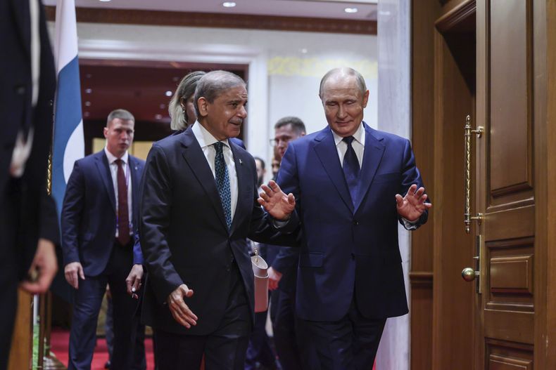El presidente ruso Vladimir Putin (d) con el primer ministro paquistaní Shehbaz Sharif en Beijing, China, el 2 de septiembre del 2025. (Maxim Shemetov/Pool Photo via AP)
