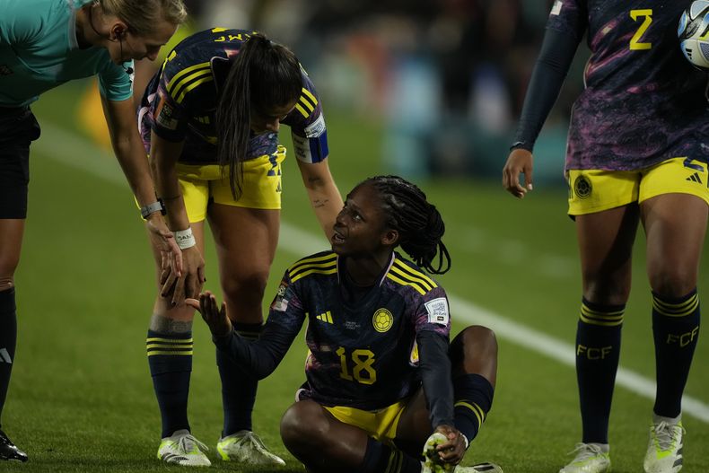 La delantera colombiana Linda Caicedo gesticula hacia la árbitra Ekaterina Koroleva durante el partido contra Inglaterra en los cuartos de final del Mundial, el sábado 12 de agosto de 2023, en Sydney. (AP Foto/Rick Rycroft)
