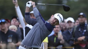 El estadounidense Brian Harman en el tee del hoyo 18 en la tercera ronda del Abierto Británico en el Royal Liverpool en Hoylake, Inglaterra el sábado 22 de julio del 2023.(AP Foto/Peter Morrison)