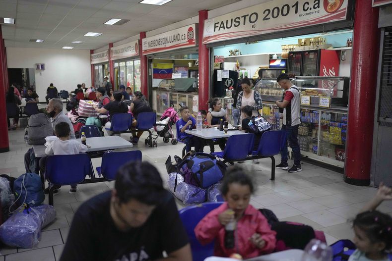 Migrantes venezolanos provenientes de Chile esperan para viajar a Maracaibo, en el autobús de la terminal La Bandera, después de llegar a Caracas, Venezuela, el domingo 7 de mayo de 2023. (Foto AP/Matías Delacroix)