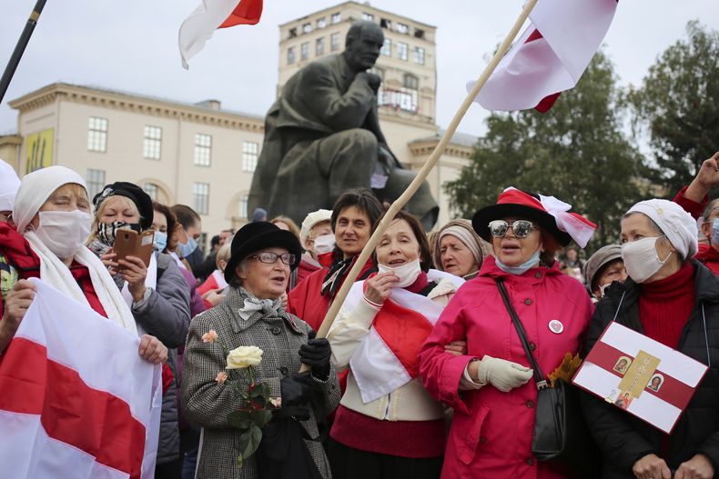La activista opositora bielorrusa Nina Bahinskaya (centro izquierda) en una protesta en Minsk, Bielorrusia, el 26 de octubre del 2020. (AP foto)