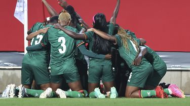 Jugadoras de Zambia celebran luego de anotar el 2do gol durante el partido amistoso internacional frente a Alemania en Furth. Viernes 7 de julio de 2023. (Daniel Karmann/dpa via AP)