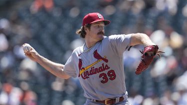 Miles Mikolas, lanzador de los Cardenales de San Luis, hace un pitcheo en el juego del jueves 27 de abril de 2023, ante los Gigantes de San Francisco (AP Foto/Jeff Chiu)