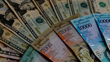 los caraquenos ya casi se olvidan del bolivar, que ya es solo un complemento