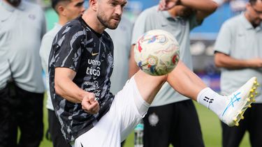 Tim Payne, de Nueva Zelanda y jugador de Olimpia, calienta antes de debutar con el club en un partido de la liga de fútbol paraguaya contra Libertad en Asunción, Paraguay, el domingo 26 de julio de 2026. (Foto AP/Jorge Saenz)