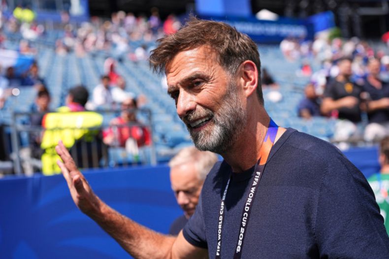 Jürgen Klopp, señalado para ser el próximo técnico de la selección de Alemania, previo al partido entre Francia y Marruecos por los cuartos de final del Mundial, el jueves 9 de julio de 2026, en Foxborough, Massachusetts. (AP Foto/Martin Meissner)