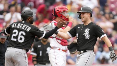 Gavin Sheets, derecha, de Medias Blancas de Chicago, celebra con Hanser Alberto (26) después de un jonrón de tres carreras en contra de los Rojos de Cincinnati en la segunda entrada del juego de béisbol en Cincinnati, el domingo 7 de mayo de 2023. (AP Foto/Jeff Dean)