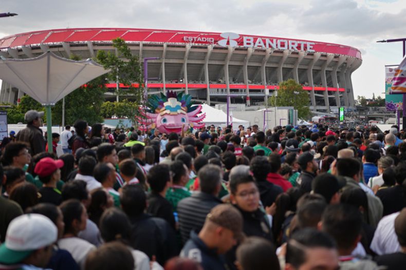 Aficionados llegan al Estadio Azteca para el partido amistodo entre las selecciones de México y Portugal, el sábado 28 de marzo de 2026, en Ciudad de México. (AP Foto/Eduardo Verdugo)