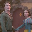 Esta imagen publicada por Disney muestra a Andrew Burnap y Rachel Zegler en una escena de Blancanieves. (Disney vía AP)