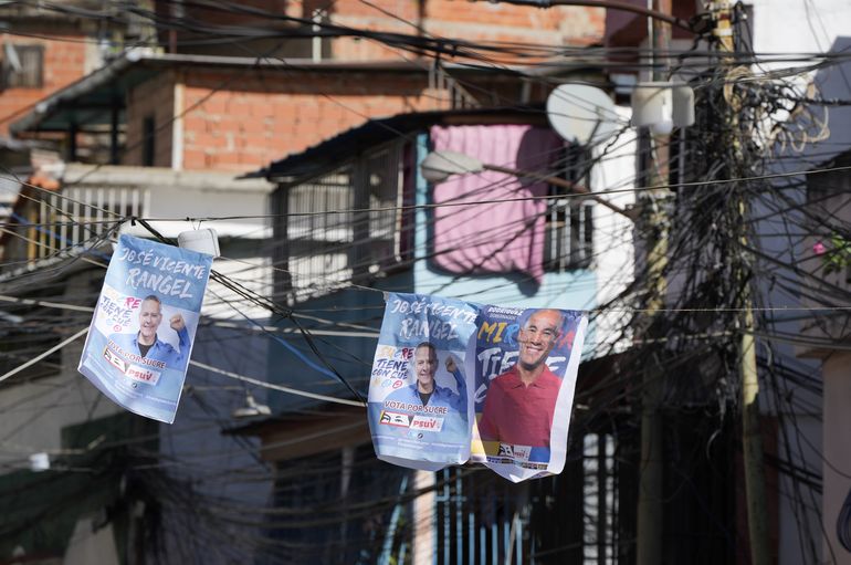 Venezolanos acuden a votar bajo el escrutinio internacional
