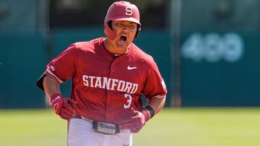 ARCHIVO - Foto del 20 de abril del 2025, el japonés Rintaro Sasaki de Stanford reacciona al correr las bases tras su jonrón de dos anotaciones en la sexta ante Notre Dame. (AP Foto/Godofredo A. Vásquez, Archivo)