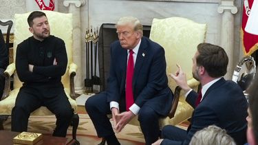 ARCHIVO - El vicepresidente estadounidense JD Vance, derecha, conversa con el presidente ucraniano Volodymyr Zelenskyy, izquierda, ante el presidente Donald Trump en el Despacho Oval de la Casa Blanca, el 28 de febrero de 2025, en Washington. (Foto AP/Mystyslav Chernov, archivo)