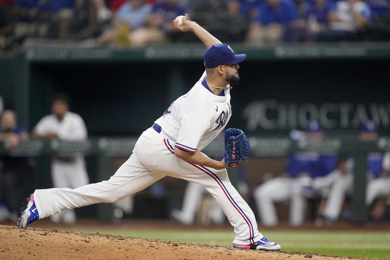 Martín Pérez, relevista de los Rangers de Texas, lanza frente a los Medias Rojas de Boston durante la sexta entrada del juego de béisbol del miércoles 20 de septiembre de 2023, en Arlington, Texas. (AP Foto/Tony Gutiérrez)