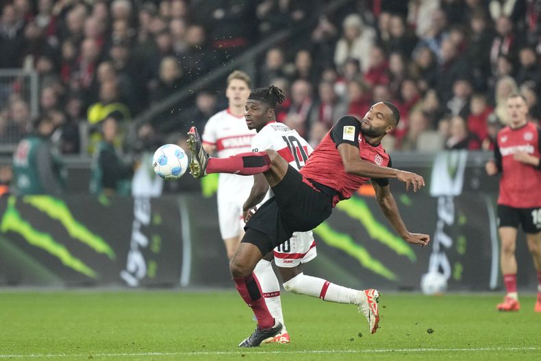 Jonathan Tah, de Leverkusen, hace un despeje frente a El Bilal Touré, de Stutgart, durante un partido de la liga alemana, el viernes 1 de noviembre de 2024 (AP Foto/Martin Meissner)