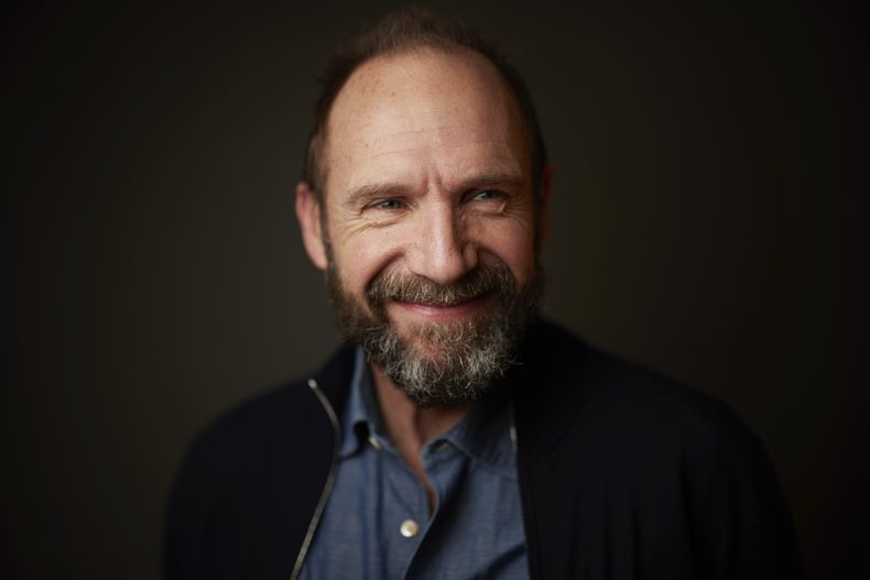 Ralph Fiennes posa para promover la película The Return el miércoles 4 de diciembre de 2024 en Nueva York. (Foto Matt Licari/Invision/AP)