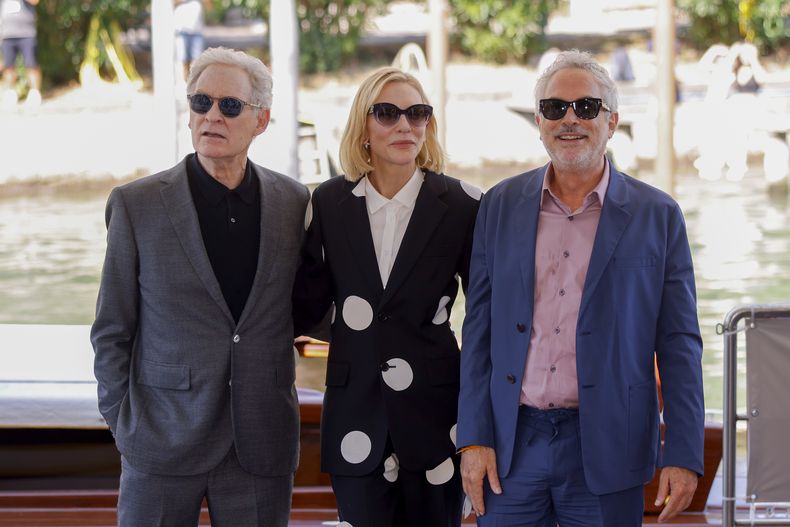 Kevin Kline, de izquierda a derecha, Cate Blanchett y el director Alfonso Cuarón posan para los fotógrafos a su llegada a la conferencia de prensa de la serie de televisión Disclaimer durante la 81ª edición del Festival de Cine de Venecia en Venecia, Italia, el jueves 29 de agosto, 2024. (Foto Vianney Le Caer/Invision/AP)