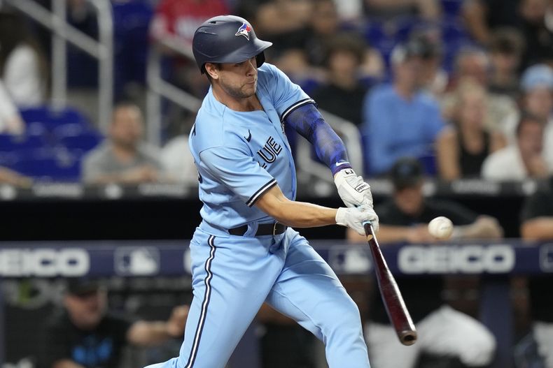 Ernie Clement, de los Azulejos de Toronto, batea un sencillo remolcador en el juego del martes 20 de junio de 2023, ante los Marlins de Miami (AP Foto/Lynne Sladky)