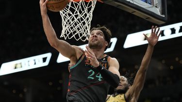 El alero de los Wizards de Washington, Corey Kispert (24), salta a la canasta mientras el escolta de los Raptors de Toronto, Immanuel Quickley, defiende durante la segunda mitad de un partido de baloncesto de la NBA en Toronto, el domingo 7 de abril de 2024. (Frank Gunn/The Canadian Press vía AP)