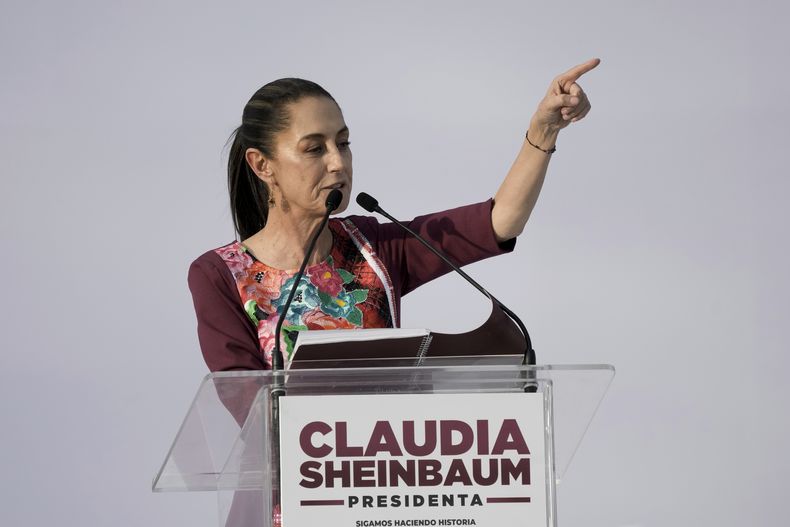 La candidata presidencial Claudia Sheinbaum en su apertura de campaña en la plaza del Zócalo en Ciudad de México, el viernes 1 de marzo de 2024. La aspirante oficialista firmó el lunes 11 de marzo un compromiso con la Iglesia mexicana para definir una hoja de ruta hacia la paz en el país, ante la convocatoria de la Conferencia del Episcopado Mexicano y otras instituciones de fe. (AP Foto/Marco Ugarte)