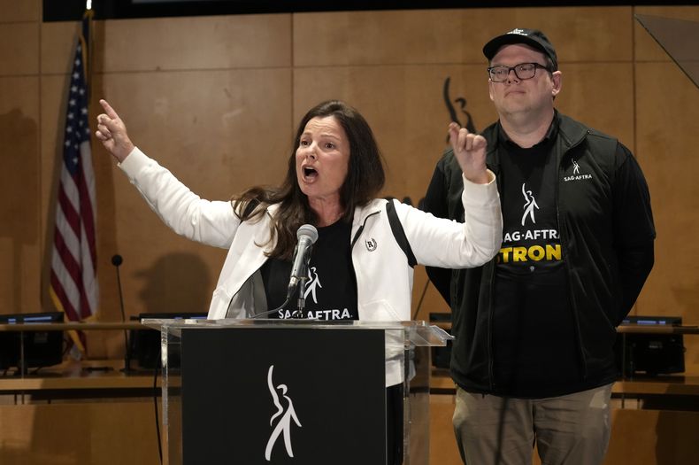 La presidenta de SAG-AFTRA, Fran Drescher, a la izquierda, y el director ejecutivo nacional y negociador en jefe de SAG-AFTRA, Duncan Crabtree-Ireland, hablan durante una conferencia de prensa que anuncia una huelga del Sindicato de Actores de la Pantalla-Federación Estadounidense de Artistas de Radio y Televisión el jueves 13 de julio de 2023, en Los Ángeles. Esta es la primera vez desde 1960 que actores y guionistas de Hollywood están en huelga al mismo tiempo. (Foto AP/Chris Pizzello)