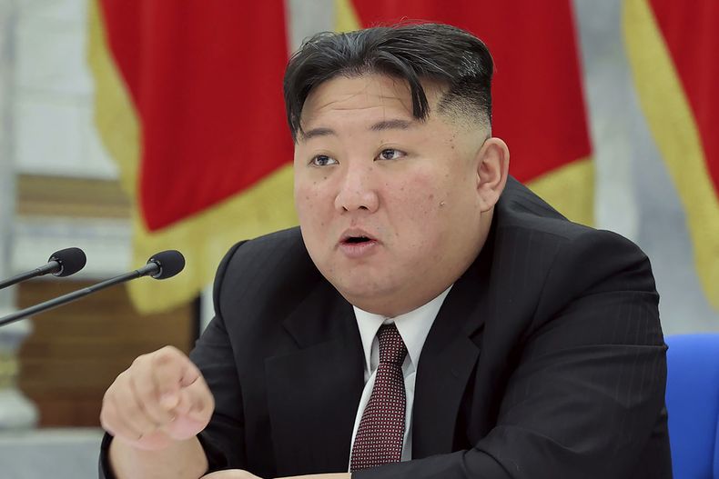 ARCHIVO - En esta imagen proporcionada por el gobierno norcoreano, el líder de Corea del Norte, Kim Jong Un, habla durante una reunión del Partido de los Trabajadores de Corea en la sede del partido en Pyongyang, Corea del Norte, el 30 de diciembre de 2022. (Agencia Central de Noticias de Corea/Servicio de Noticias de Corea via AP, Archivo)