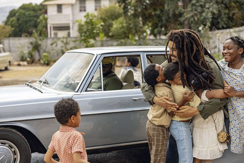 En esta imagen proporcionada por Paramount Pictures, Kingsley Ben-Adir en Bob Marley: One Love. (Chiabella James/Paramount Pictures vía AP)