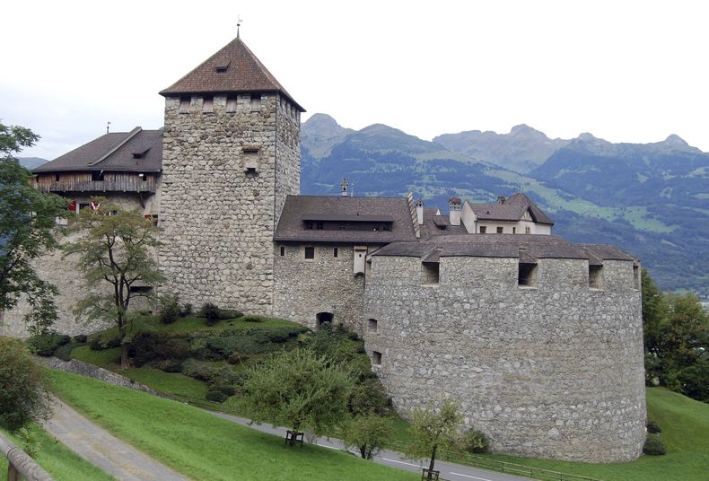 ARCHIVO -Esta imagen tomada el 7 de septiembre de 2011 muestra el Castillo Vaduz, residencia de la familia real de Liechtenstein, en Vaduz, Liechtenstein. (AP Foto/Frank Jordans, Archivo)