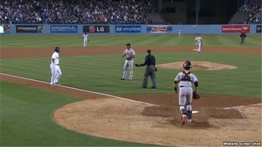 americateve | Un lanzamiento del zurdo Madison Bumgarner golpeó en el pie izquierdo al jardinero cubano de los Dodgers, Yasiel Puig.