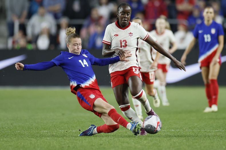 Emily Sonnett, izquierda, de Estados Unidos, hace contacto con el balón que conducía Simi Awujo, de Canadá, durante el segundo tiempo de la Copa SheBelieves de fútbol femenino, el martes 9 de abril de 2024, en Columbus, Ohio. La Federación de Fútbol de EE.UU. y su contraparte mexicana desistieron de buscar albergar la Copa del Mundo femenina en 2027, informaron en un comunicado el lunes 29 de abril de 2024. (AP Foto/Jay LaPrete)