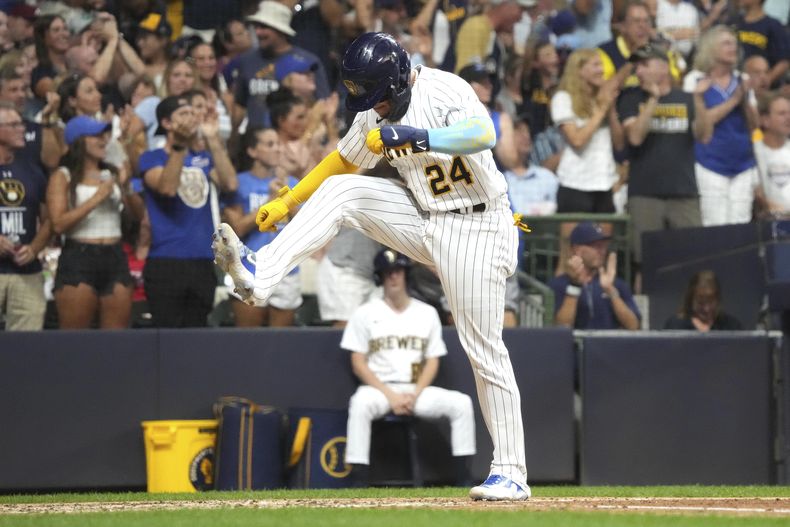El venezolano William Contreras, de los Cerveceros de Milwaukee, anota en un jonrón del dominicano Carlos Santana, en el juego del sábado 2 de septiembre de 2023, ante los Filis de Filadelfia (AP Foto/Kayla Wolf)