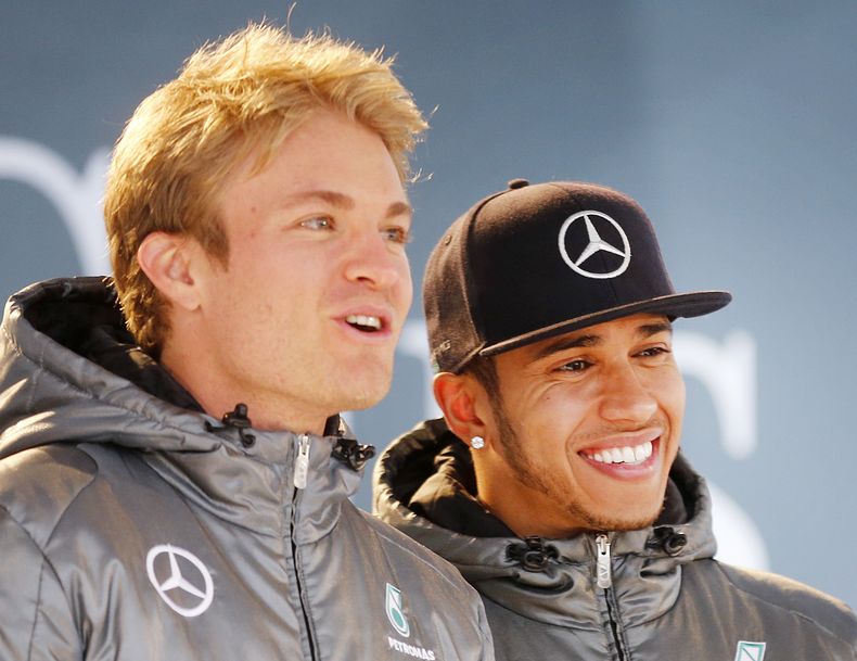 Los pilotos de Mercedes, Nico Rosberg, izquierda, y Lewis Hamilton, participan de una actividad promocional el s&aacute;bado, 29 de noviembre de 2014, en Stuttgart, Alemania. (AP Photo/Michael Probst)