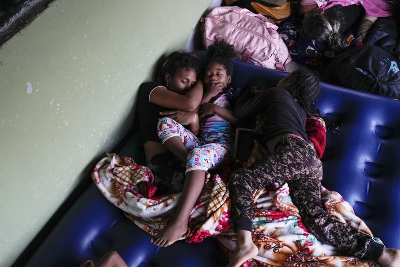 La migrante venezolana Estebani Llerena (izquierda), duerme junto a su hija en Puerto Carti, en la costa caribeña de Panamá, el 23 de febrero de 2025, desde donde planean tomar un barco hacia Colombia, tras abandonar su intento de llegar a Estados Unidos en el sur de México debido a la campaña del presidente estadounidense Donald Trump contra la inmigración. (AP Foto/Matias Delacroix)