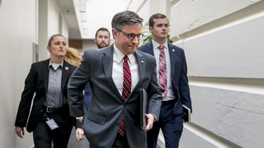 El presidente de la cámara baja, el republicano Mike Johnson, arriba a una reunión a puertas cerradas del bloque republicano en el Capitolio, Washington, miércoles 14 de febrero de 2024. (AP Foto/J. Scott Applewhite)