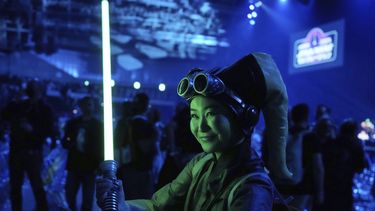 ARCHIVO - Una aficionada de Star Wars posa para una fotografía durante una convención de aficionados llamada Celebración de Star Wars en Japón, el viernes 18 de abril de 2025, en Chiba, cerca de Tokio. (AP Foto/Hiro Komae, archivo)