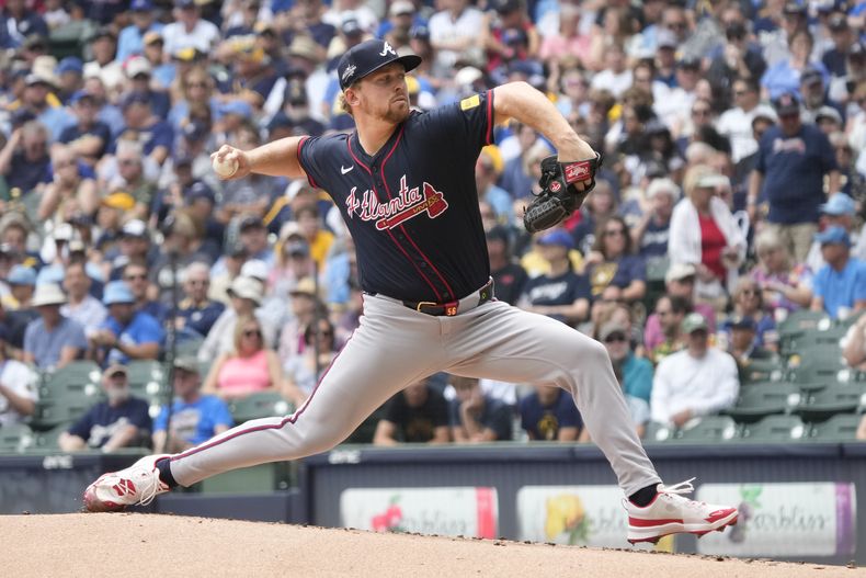 Spencer Schwellenbach (56), abridor de los Bravos de Atlanta, lanza durante la primera entrada del juego de béisbol de Grandes Ligas frente a los Cerveceros de Milwaukee, el miércoles 11 de junio de 2025, en Milwaukee. (AP Foto/Kayla Wolf)