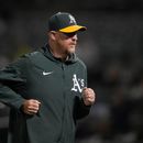ARCHIVO - Scott Emerson, coach de lanzadores de los Atléticos, trota durante un partido de béisbol de Grandes Ligas contra los Azulejos de Toronto, el 5 de septiembre de 2023, en Oakland, California. (AP Foto/Jeff Chiu, Archivo)