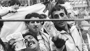 americateve | En esta fotograf&iacute;a del 25 de junio de 1982, hinchas argelinos muestran dinero a los fot&oacute;grafos en Gij&oacute;n, Espa&ntilde;a, tras el partido entre Alemania Occidental y Austria. En esta fecha, los alemanes se pusieron en ventaja 1-0 sobre