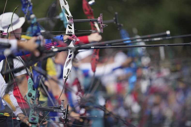 Las tiradoras de arco compiten en la fase individual de los Juegos Olímpicos, el jueves 25 de julio de 2024, en París. (AP Foto/Kin Cheung)