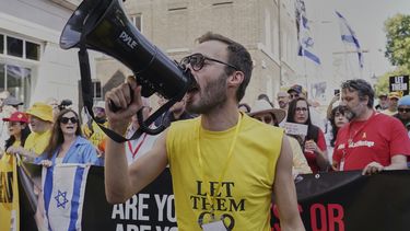 Manifestantes exigen la libertad de los rehenes retenidos por Hamás, en Londres el 10 de agosto del 2025. (AP foto/Alberto Pezzali)