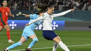 Alex Morgan, de la selección de Estados Unidos, tira a gol durante el partido del Mundial ante las portuguesas, el martes 1 de agosto de 2023, en Auckland, Nueva Zelanda (AP Foto/Andrew Cornaga)