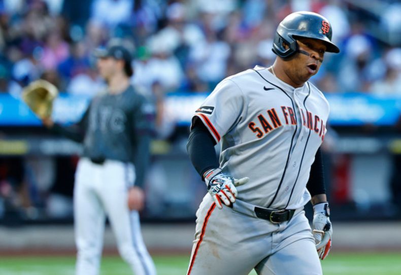 El dominicano Rafael Devers, de los Gigantes de San Francisco, recorre las bases luego de batear un jonrón ante los Mets de Nueva York el sábado 5 de septiembre de 2026 (AP Foto/Noah K. Murray)