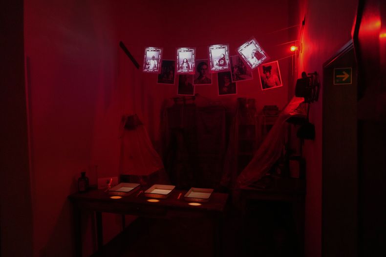 Una vista del cuarto oscuro que perteneció al padre de Frida Kahlo, Guillermo, quien fue el primer fotógrafo oficial del presidente mexicano Porfirio Díaz, dentro del nuevo museo Casa Kahlo en la Ciudad de México, el miércoles 10 de septiembre de 2025. (Foto AP/Eduardo Verdugo)